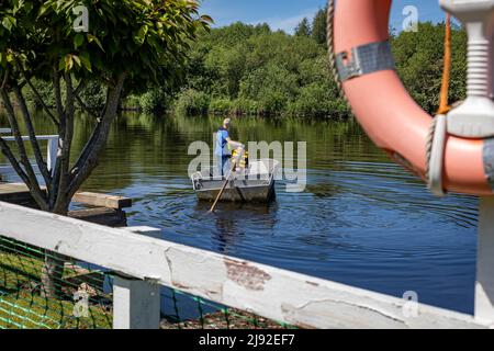 Mai 2022. Fährmann Kevin Wilkinson scheidet nach fast 20 Jahren Betrieb der historischen Penny Ferry über den Manchester Ship Canal in Thelwall aus Stockfoto