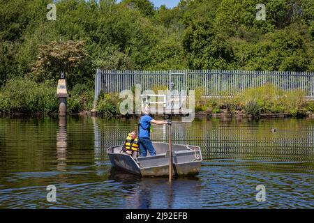 Mai 2022. Fährmann Kevin Wilkinson scheidet nach fast 20 Jahren Betrieb der historischen Penny Ferry über den Manchester Ship Canal in Thelwall aus Stockfoto