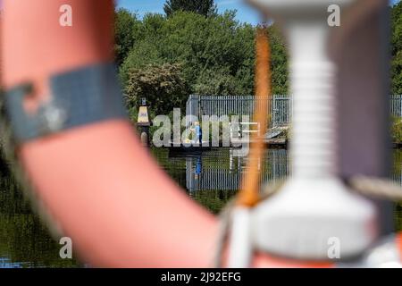 Mai 2022. Fährmann Kevin Wilkinson scheidet nach fast 20 Jahren Betrieb der historischen Penny Ferry über den Manchester Ship Canal in Thelwall aus Stockfoto