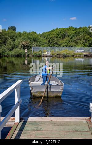 Mai 2022. Fährmann Kevin Wilkinson scheidet nach fast 20 Jahren Betrieb der historischen Penny Ferry über den Manchester Ship Canal in Thelwall aus Stockfoto