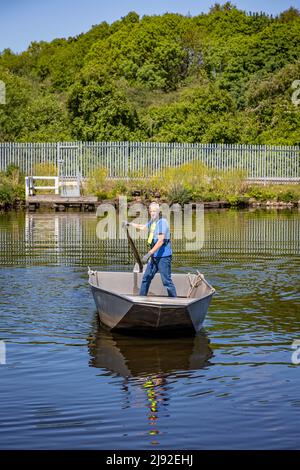 Mai 2022. Fährmann Kevin Wilkinson scheidet nach fast 20 Jahren Betrieb der historischen Penny Ferry über den Manchester Ship Canal in Thelwall aus Stockfoto