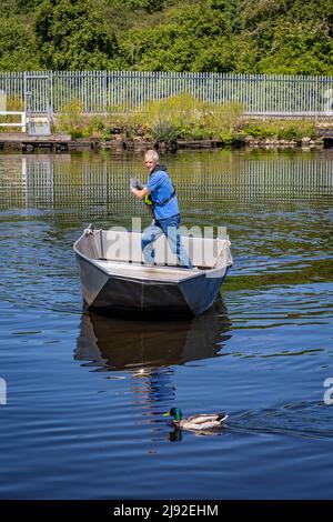 Mai 2022. Fährmann Kevin Wilkinson scheidet nach fast 20 Jahren Betrieb der historischen Penny Ferry über den Manchester Ship Canal in Thelwall aus Stockfoto