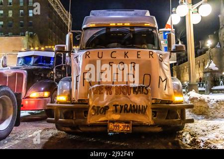 OTTAWA, ONTARIO, KANADA: 28.. Januar 2022: Schild mit der Aufschrift, dass Lastwagenfahrer für die Freiheit vor einem großen Lastwagen während der Blockaden des Konvoi-Protests der Freiheit protestieren. Stockfoto