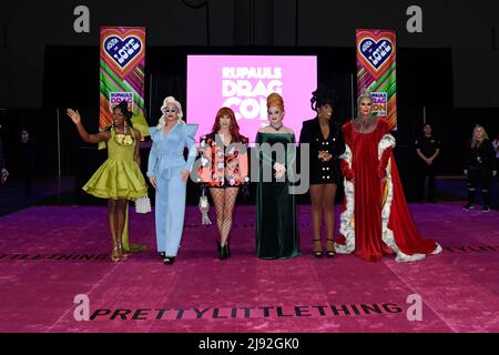 (Aus L) Shea Coule, die Vivienne, Trinity the Tuck, Jinkx Monsoon, Monet X Change, Und Raja nimmt am Pink Ribbon Cutting mit der Besetzung von RuPauls Drag Race All Stars Season 7 bei der Rupaul DragCon 2022, Day 1, Teil, die am Freitag, 13. Mai 2022 im LA Convention Center in Los Angeles, Kalifornien, stattfand. Foto von Jennifer Graylock-Graylock.com 917-519-7666 Stockfoto