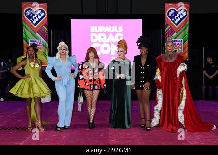 (Aus L) Shea Coule, die Vivienne, Trinity the Tuck, Jinkx Monsoon, Monet X Change, Und Raja nimmt am Pink Ribbon Cutting mit der Besetzung von RuPauls Drag Race All Stars Season 7 bei der Rupaul DragCon 2022, Day 1, Teil, die am Freitag, 13. Mai 2022 im LA Convention Center in Los Angeles, Kalifornien, stattfand. Foto von Jennifer Graylock-Graylock.com 917-519-7666 Stockfoto