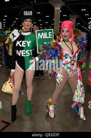 Teilnehmer des RuPaul DragCon 2022, Tag 2, der am Freitag, den 14. Mai 2022, im LA Convention Center in Los Angeles, Kalifornien, stattfand. Foto von Jennifer Graylock-Graylock.com Stockfoto