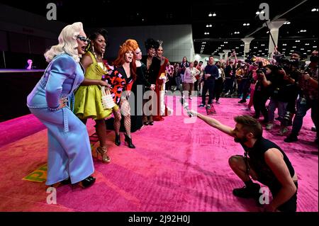 (Von L) die Darsteller Vivienne, Shea Coule, Trinity The Tuck, Jinkx Monsoon, Monet X Change und Raja von RuPauls Drag Race All Stars Saison 7 posieren nach der Pink Ribbon Cutting Ceremony während der Rupaul DragCon 2022, Tag 1, die im LA Convention Center in Los Angeles, Kalifornien, stattfand, Freitag, 13. Mai 2022. Foto von Jennifer Graylock-Graylock.com 917-519-7666 Stockfoto