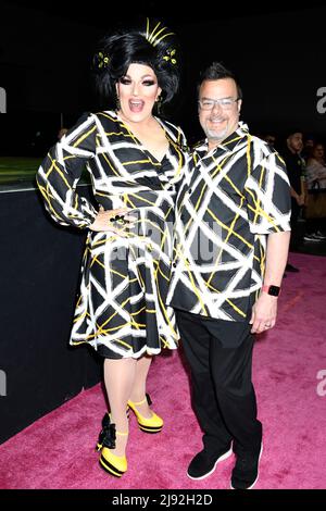 Frau Kasha Davis und ihr Mann posieren während des Rupaul DragCon 2022, Tag 1, der am Freitag, den 13. Mai 2022, im LA Convention Center in Los Angeles, Kalifornien, stattfand. Foto von Jennifer Graylock-Graylock.com 917-519-7666 Stockfoto