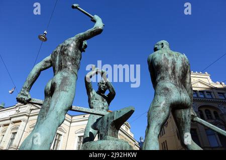 02.03.2018, Helsinki, , Finnland - Statue Drei Schmiede. 00S180302D447CAROEX.JPG [MODEL RELEASE: NO, PROPERTY RELEASE: NO (c) caro images / Sorge, Stockfoto