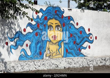 19.07.2018, Batumi, Adjara, Georgia - Street Art: Das Gesicht einer Frau wird auf eine Wand gesprüht. 00S180719D070CAROEX.JPG [MODELLVERSION: NEIN, EIGENTUMSFREIGABE: Stockfoto