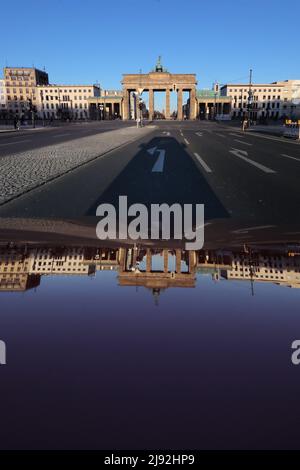 22.03.2020, Berlin, , Deutschland - Auswirkungen des Coronavirus: Kein Verkehr auf der Straße des 17. Juni am Brandenburger Tor. 00S200322D492CAROEX.JPG [M Stockfoto