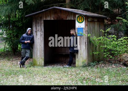 03.05.2020, Dranse, Brandenburg, Deutschland - Menschen warten auf den Bus. 00S200503D401CAROEX.JPG [MODEL RELEASE: NO, PROPERTY RELEASE: NO (c) caro image Stockfoto