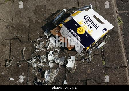 28.04.2021, Berlin, , Deutschland - Sechserpack Corona Extra liegt auf einer Straße kaputt. 00S210428D474CAROEX.JPG [MODEL RELEASE: NO, PROPERTY RELEASE: NO (C) Stockfoto