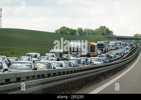 29.05.2021, Marsdorf, Sachsen, Deutschland - Stau auf der A13 in Richtung Norden aufgrund einer vollständigen Schließung. 00S210529D559CAROEX.JPG [MODELLVERSION: NEIN, EIGENTUM Stockfoto