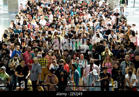 Die Teilnehmer warten auf die Öffnung der Türen beim Rupaul DragCon 2022, Tag 1, der am Freitag, den 13. Mai 2022, im LA Convention Center in Los Angeles, Kalifornien, stattfindet. Foto von Jennifer Graylock-Graylock.com 917-519-7666 Stockfoto