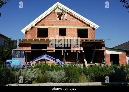 02.09.2021, Iffezheim, Baden-Württemberg, Deutschland - Einfamilienhaus im Bau. 00S210902D586CAROEX.JPG [MODELLVERSION: NEIN, EIGENTUMSFREIGABE Stockfoto