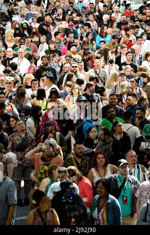 Die Teilnehmer warten auf die Öffnung der Türen beim Rupaul DragCon 2022, Tag 1, der am Freitag, den 13. Mai 2022, im LA Convention Center in Los Angeles, Kalifornien, stattfindet. Foto von Jennifer Graylock-Graylock.com 917-519-7666 Stockfoto