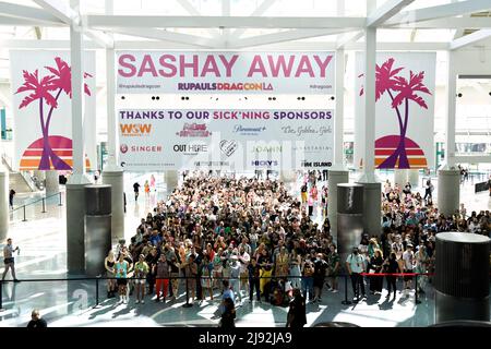 Die Teilnehmer warten auf die Öffnung der Türen beim Rupaul DragCon 2022, Tag 1, der am Freitag, den 13. Mai 2022, im LA Convention Center in Los Angeles, Kalifornien, stattfindet. Foto von Jennifer Graylock-Graylock.com 917-519-7666 Stockfoto