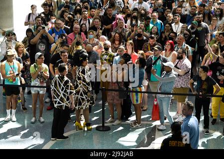 Die Teilnehmer warten auf die Öffnung der Türen beim Rupaul DragCon 2022, Tag 1, der am Freitag, den 13. Mai 2022, im LA Convention Center in Los Angeles, Kalifornien, stattfindet. Foto von Jennifer Graylock-Graylock.com 917-519-7666 Stockfoto