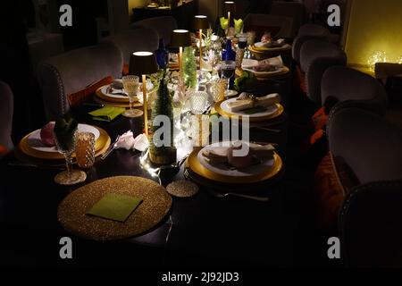 11.12.2021, Berlin, Deutschland - festlich gedeckte Tafel. 00S211211D138CAROEX.JPG [MODEL RELEASE: NO, PROPERTY RELEASE: NO (c) caro images / Sorge, http:/ Stockfoto