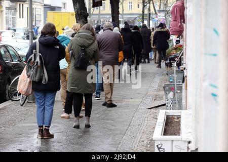 11.12.2021, Berlin, Deutschland - vor einer Corona-Teststation stehen Menschen an. 00S211211D643CAROEX.JPG [MODELLVERSION: NEIN, EIGENTUMSFREIGABE: NEIN Stockfoto