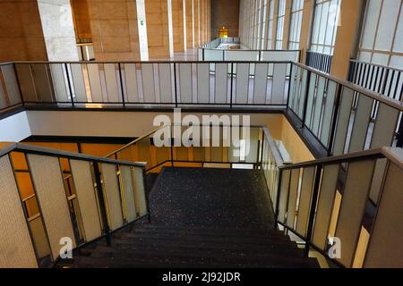 18.12.2021, Berlin, , Deutschland - Treppe im ehemaligen Terminal des Flughafens Tempelhof. 00S211218D649CAROEX.JPG [MODELLVERSION: NEIN, EIGENTUMSFREIGABE: N Stockfoto