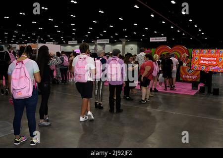 Die Teilnehmer warten auf die Öffnung der Türen beim Rupaul DragCon 2022, Tag 1, der am Freitag, den 13. Mai 2022, im LA Convention Center in Los Angeles, Kalifornien, stattfindet. Foto von Jennifer Graylock-Graylock.com 917-519-7666 Stockfoto