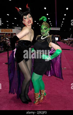 Die Teilnehmer posieren auf der Rupaul DragCon 2022, Day 1, die am Freitag, den 13. Mai 2022, im LA Convention Center in Los Angeles, Kalifornien, stattfindet. Foto von Jennifer Graylock-Graylock.com 917-519-7666 Stockfoto