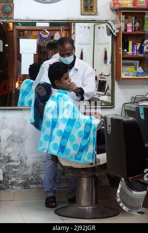22.02.2022, Doha, , Katar - Jugend, die sich von einem Friseur die Haare schneiden lässt. 00S220222D371CAROEX.JPG [MODEL RELEASE: NO, PROPERTY RELEASE: NO (c) caro images / Stockfoto