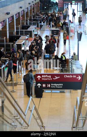 08.03.2022, Schönefeld, Brandenburg, Deutschland - Menschen im Terminal 1 des Berlin-Brandenburg International Airport BER an der Sicherheitskontrolle. 00S22 Stockfoto