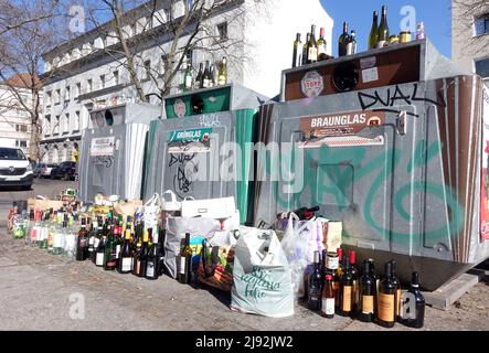 09.03.2022, Berlin, Deutschland - leere Glasflaschen stehen vor und auf überfüllten Glasbehältern. 00S220309D851CAROEX.JPG [MODELLVERÖFFENTLICHUNGSVERSION Stockfoto