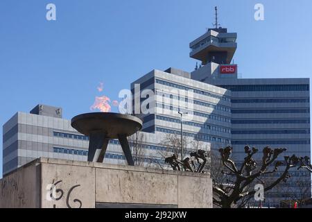 09.03.2022, Berlin, Deutschland - Gedenkstätte der Ewigen Flamme und Fernsehzentrum des Rundfunks Berlin-Brandenburg rbb am Theodor-Heuss-Platz. 00S Stockfoto