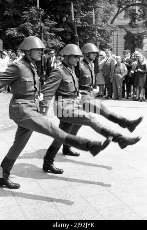 01.06.1967, Berlin, , Deutsche Demokratische Republik - Wachwechsel durch Soldaten der NVA an der Neuen Wache. 00S670601D347CAROEX.JPG [MODELLRELE Stockfoto