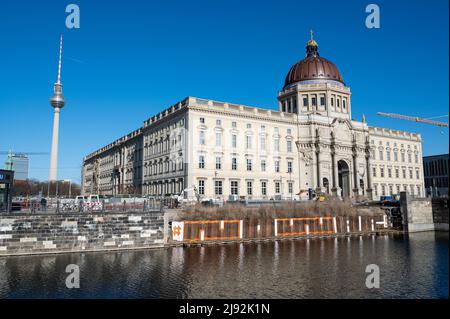 18.03.2022, Berlin, , Deutschland - Europa - Blick auf das Humboldt Forum im wiederaufgebauten Berliner Schloss auf der Museumsinsel im Bezirk Mitte mit einem westen Stockfoto