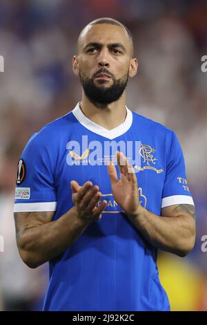 Sevilla, Spanien, 18.. Mai 2022. Kemar Roofe von den Rangers applaudiert den Fans nach der Niederlage bei den Strafen beim Spiel der UEFA Europa League im Ramon Sanchez-Pizjuan Stadium in Sevilla. Bildnachweis sollte lauten: Jonathan Moscrop / Sportimage Stockfoto