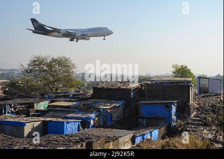 10.12.2011, Mumbai, Maharashtra, Indien - Ein Frachtflugzeug vom Typ Boeing 747-400F des US-amerikanischen Kurier-Express-Paketdienstleisters UPS (United Parcel Service) Stockfoto