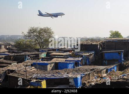 10.12.2011, Mumbai, Maharashtra, Indien - Ein Passagierflugzeug der indischen Billigfluggesellschaft Indigo Airlines vom Typ Airbus A320 im Landeanflug Stockfoto