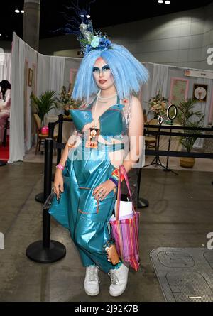 Teilnehmer an der RuPaul DragCon 2022, Tag 2, die am Freitag, den 14. Mai 2022, im LA Convention Center in Los Angeles, Kalifornien, stattfand. Foto von Jennifer Graylock-Graylock.com Stockfoto