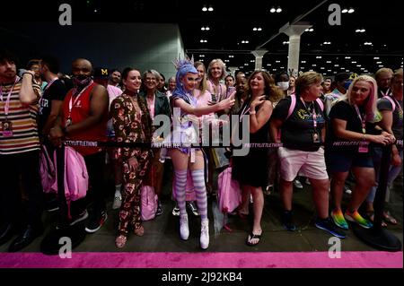 Die Teilnehmer warten auf den Beginn des Queens Walk am 1. Tag der Rupaul DragCon 2022, der am Freitag, den 13. Mai 2022, im LA Convention Center in Los Angeles, Kalifornien, stattfindet. Foto von Jennifer Graylock-Graylock.com 917-519-7666 Stockfoto