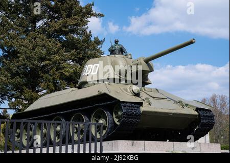 23.04.2022, Berlin, , Deutschland - Europa - Ein T-34 Panzer am sowjetischen Denkmal entlang der Straße des 17. Juni im Großen Tiergarten im Berliner Tierg Stockfoto