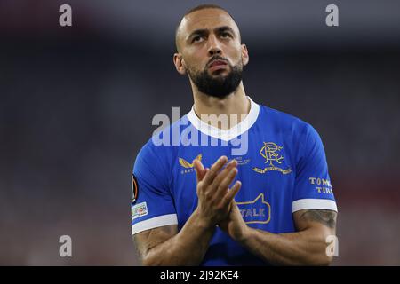 Sevilla, Spanien, 18.. Mai 2022. Kemar Roofe von den Rangers applaudiert den Fans nach der Niederlage bei den Strafen beim Spiel der UEFA Europa League im Ramon Sanchez-Pizjuan Stadium in Sevilla. Bildnachweis sollte lauten: Jonathan Moscrop / Sportimage Stockfoto