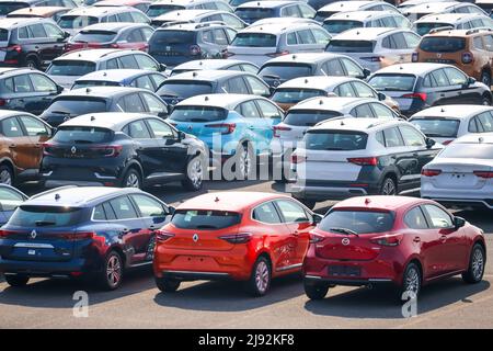 23.04.2022, Duisburg, Nordrhein-Westfalen, Deutschland - Neuwagen, Umschlagstelle, Autoterminal im Duisburger Hafen. 00X220423D023CAROEX.JPG [MODELL R Stockfoto