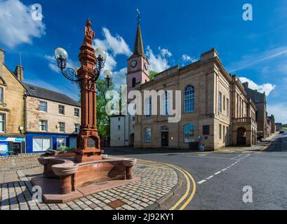 Der Jubilee Fountain der Sheriff Court und der Richter des Peace Court und das Bridewell Gefängnis auf dem Market Square, Jedburgh, Scottish Borders, Schottland Stockfoto