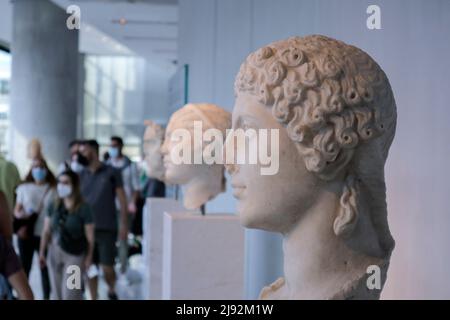 Athen, Griechenland. 18.. Mai 2022. Touristen und Einheimische besuchen das Akropolis-Museum in Athen und genießen freien Eintritt im Rahmen der Feierlichkeiten zum Internationalen Museumstag. (Bild: © Dimitris Aspiotis/Pacific Press über ZUMA Press Wire) Stockfoto