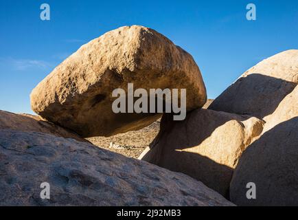 Felsbrocken und ein Torbogen in den Felsformationen in der Nähe des Ryan Mountain Trailhead, Joshua Tree National Park. Stockfoto