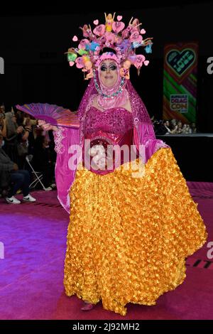 Tempest DuJour nimmt am Queens Walk an der Rupaul DragCon 2022, Tag 1, Teil, die am Freitag, den 13. Mai 2022, im LA Convention Center in Los Angeles, Kalifornien, stattfindet. Foto von Jennifer Graylock-Graylock.com 917-519-7666 Stockfoto