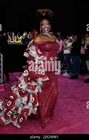 Eine Königin nimmt am Queens Walk am 1. Tag der Rupaul DragCon 2022 Teil, der am Freitag, den 13. Mai 2022, im LA Convention Center in Los Angeles, Kalifornien, stattfindet. Foto von Jennifer Graylock-Graylock.com 917-519-7666 Stockfoto