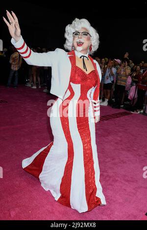 Eine Königin nimmt am Queens Walk am 1. Tag der Rupaul DragCon 2022 Teil, der am Freitag, den 13. Mai 2022, im LA Convention Center in Los Angeles, Kalifornien, stattfindet. Foto von Jennifer Graylock-Graylock.com 917-519-7666 Stockfoto