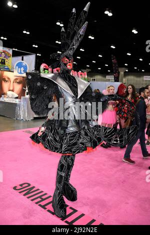 Eine Königin nimmt am Queens Walk am 1. Tag der Rupaul DragCon 2022 Teil, der am Freitag, den 13. Mai 2022, im LA Convention Center in Los Angeles, Kalifornien, stattfindet. Foto von Jennifer Graylock-Graylock.com 917-519-7666 Stockfoto