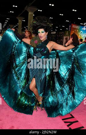 Ein Teilnehmer posiert auf der Rupaul DragCon 2022, Day 1, die am Freitag, den 13. Mai 2022, im LA Convention Center in Los Angeles, Kalifornien, stattfand. Foto von Jennifer Graylock-Graylock.com 917-519-7666 Stockfoto